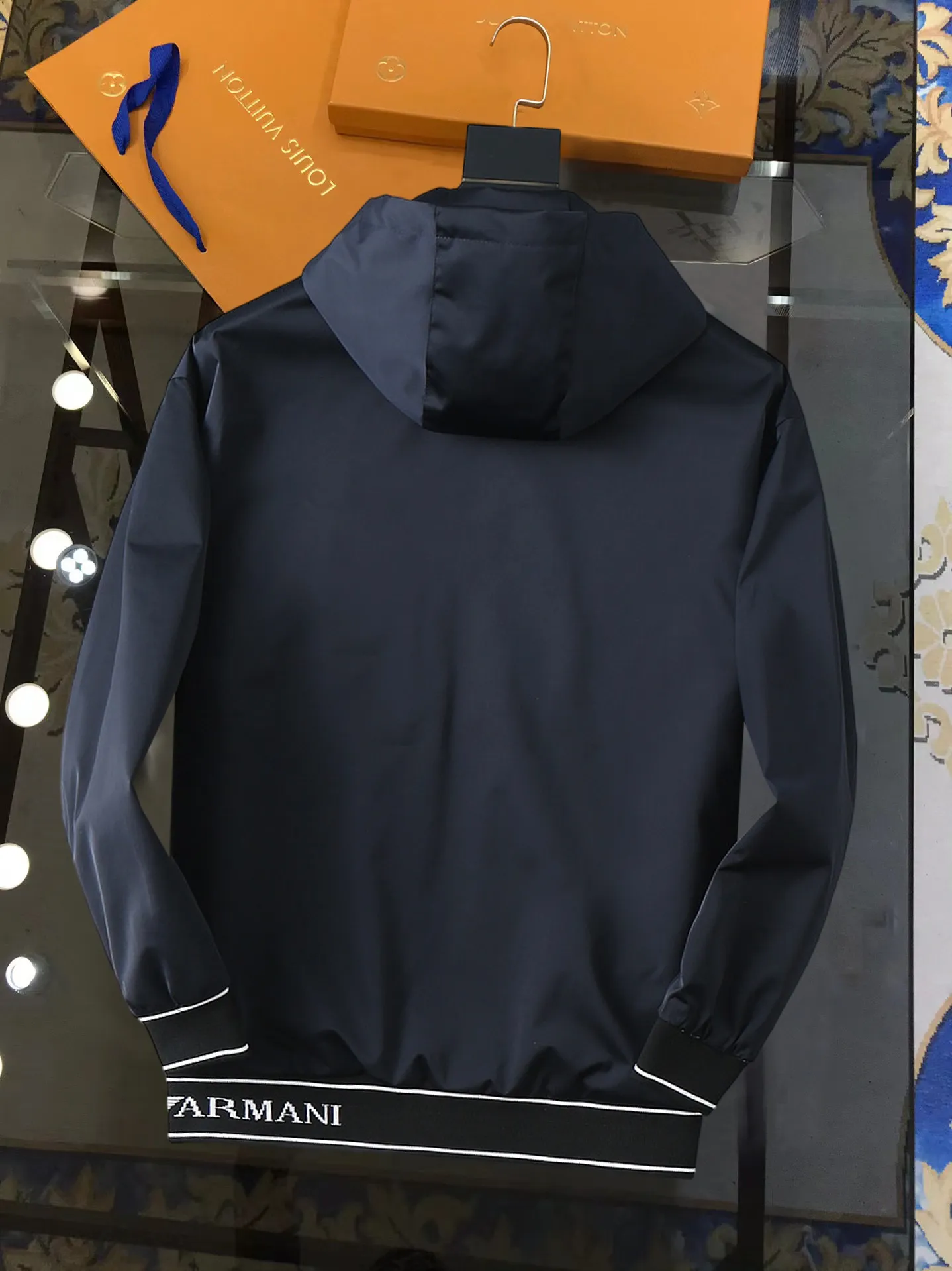 Armani official website Same Style, complete with three labels, on sale in advance. 2026 Autumn and Winter New Arrival men's jacket, Original with complete three labels, Premium version. Custom-made fabrics at the counter. Breathable, high comfort, impeccable details, brand element design concept, reflecting high quality. It feels delicate and soft, presents a casual cut, and has a great upper body shape. Sizes: M～3XL,